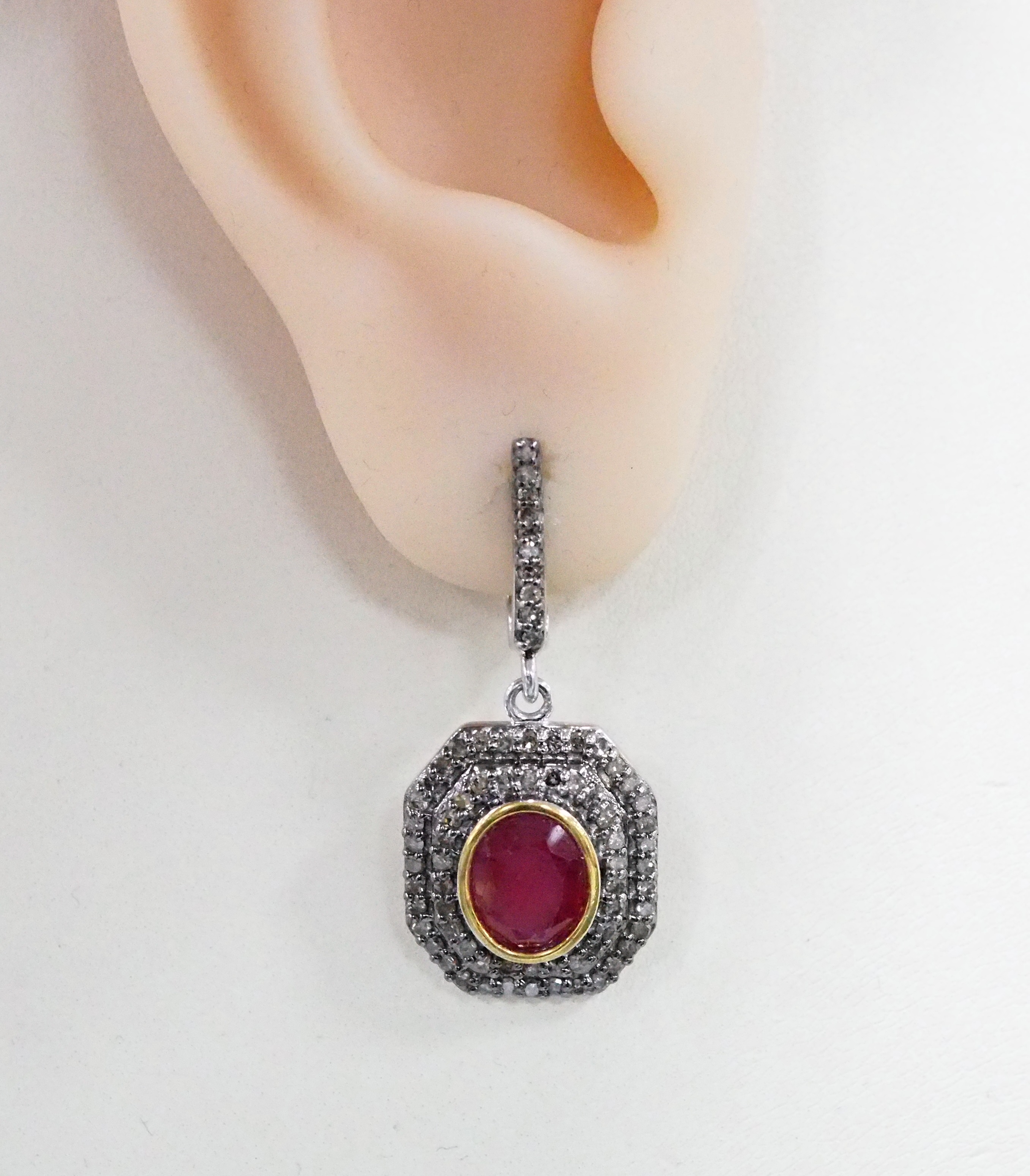 Серебряные серьги  925 пробы; родий (бел., черн.); вставки 2 Рубин F/2 5,67 ct; 146 Бр.Кр-17 3/3 1,5